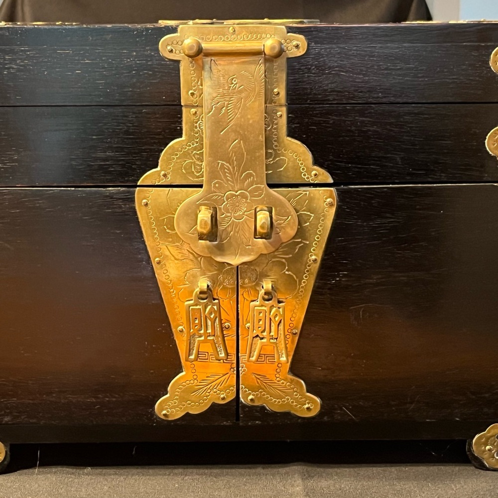 Large Asian style wood jewelry box, red lining, brass hardware - Picture 9 of 11